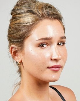 Thais Martin as Caitlin