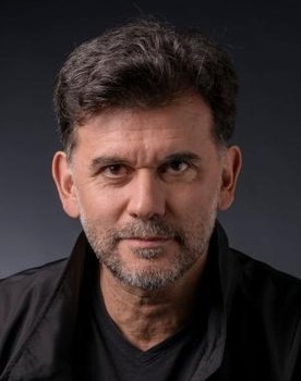 Fernando Dianesi as Román