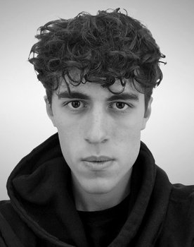 Leszek Cygan as Elliot