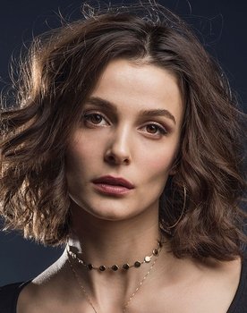 Büşra Develi as 