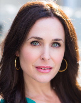 Danielle Bisutti as Floria Riamondi