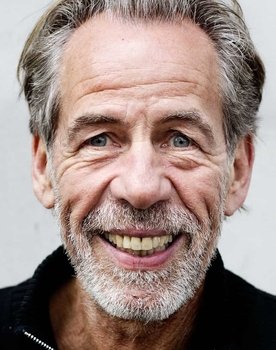 Torben Zeller as Julemand 2, Åse Andersen, moster Karen