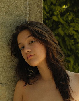 Athena Lewy as Monstre