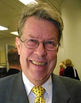 Kaj Lindén as Narrator (Swedish version) (voice)