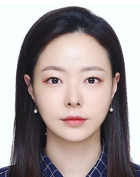 Park Na Eun as Bartender