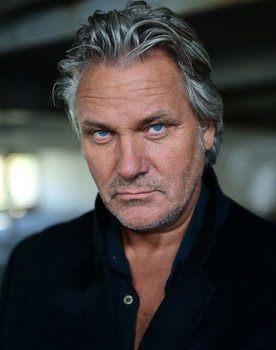 Mario Pokatzky as Bodo (uncredited)