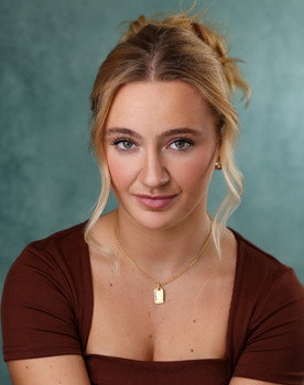 Sophie-Jo Beman as Mackenzie
