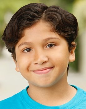 Anthony Gonzalez as Óscar