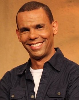 Rodrigo Silva as Apresentador