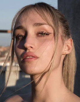 Aitana Batres as Iana