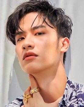Tay Tawan Vihokratana as Peach