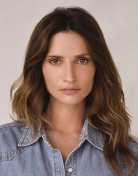 Alice Contreiras as Lavínia