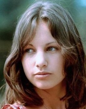 Kareen Schröter as Karoline