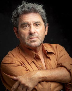 Nicolás Montoya as Víctor