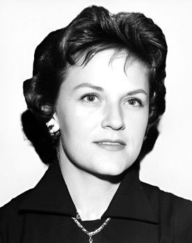 Loretta Agar as Woman on Boat (uncredited)