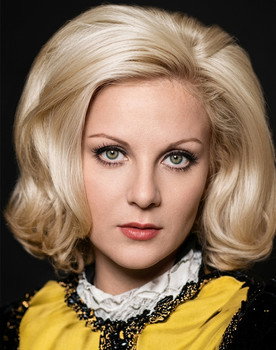 Esen Püsküllü as Suna