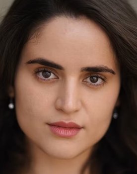 Eylül Jülide Gönel as Emine