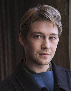 Joe Alwyn as Robert Dudley