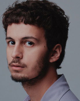 Junio Pereira as Voz