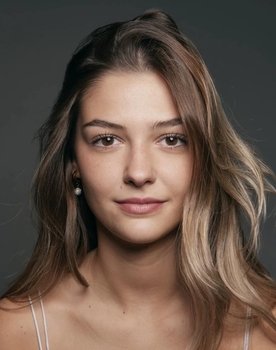 Candela Saitta as Justina