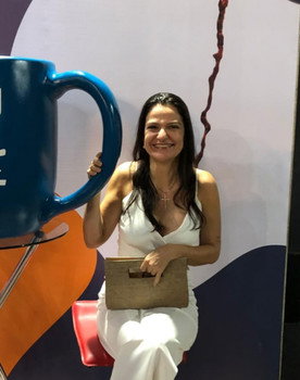 Josiane Menezes as Alice