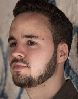 Guti González Alonso as Hombre vendado