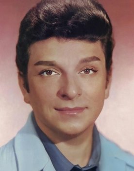 Zeki Müren as Makas Ali/Zeki Müren