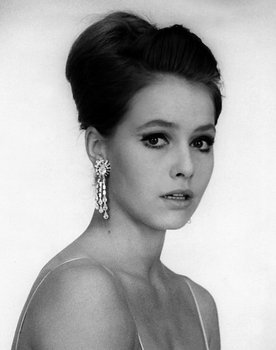 Eva Renzi as Jenny