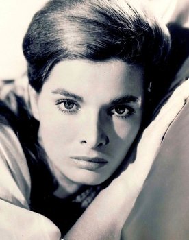 Scilla Gabel as Elen
