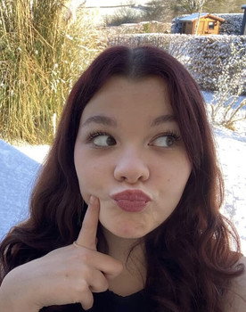 Manon Dureuil as Amie de Maxime