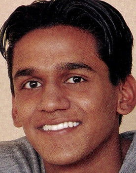 Kumaran Ganeshan as Boyband Mitglied