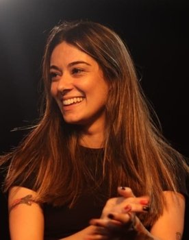 Vitoria gomes as Paula