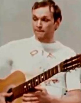 S. Tetenkin as парень с гитарой