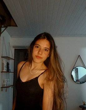Duda Belchior as Adolescente 2