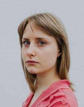 Emelie Pütz as Sophie