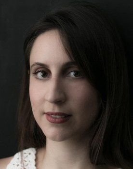 Electra Sarri as Woman on beach