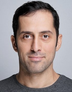 Onur Şirin as Özgür