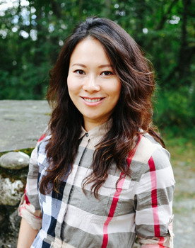 Fei Wu as Interviewer and host