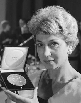 Anny de Lange as Alice Burg