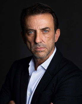 José Luis Rasero as Abuelo Luis