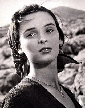 Lucia Bosè as Isabelle Granger