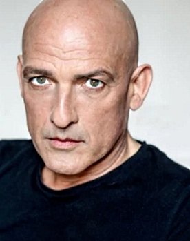 Leon Boden as Hendrik Grohmann