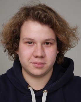 Pavel Komarov as Антон