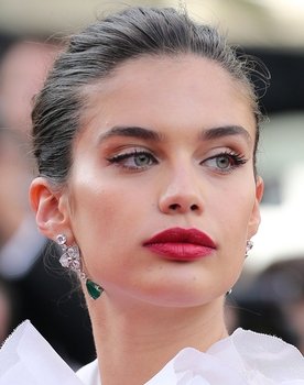 Sara Sampaio as Anna