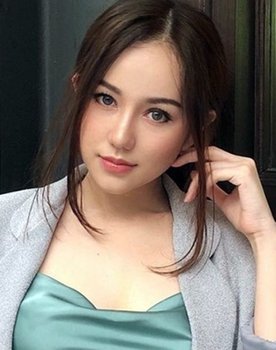 Sophia AlBarakbah as Farah