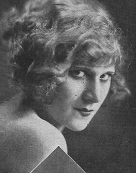 Naly Grant as Marta Soares