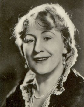 Julia Serda as 