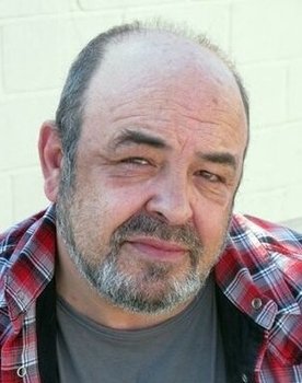 Vicente Gil as Enrique Arjona