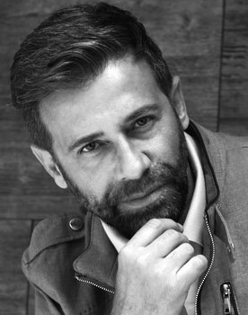 Juan Manuel Bernal as Vendedor Kodak