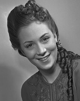 Lily Weiding as Marie Tange, nabo
